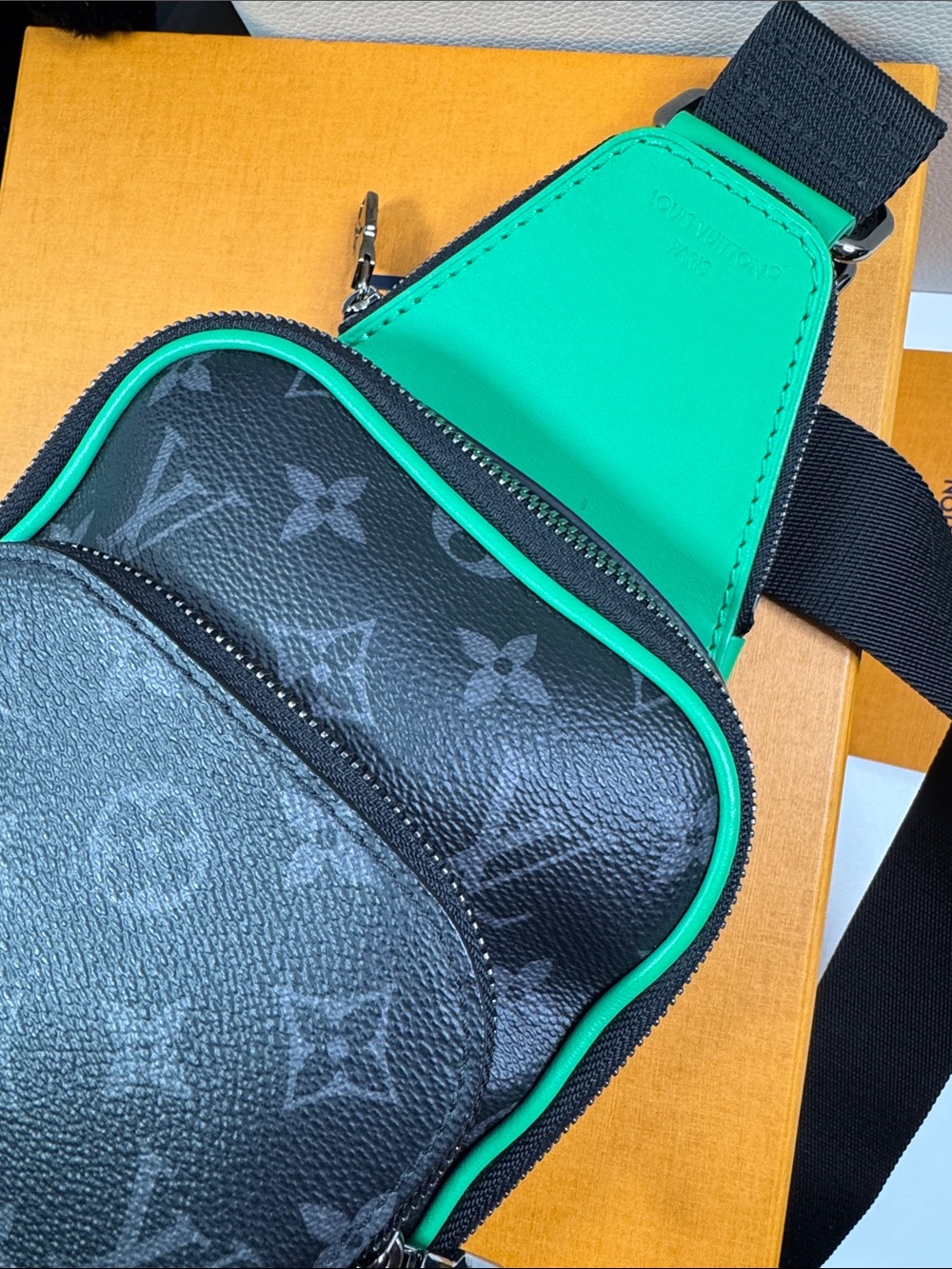 Unisex Louis Vuitton avenue slingbag eclipse black/green leather crossbody bag - Picture 2 of 13